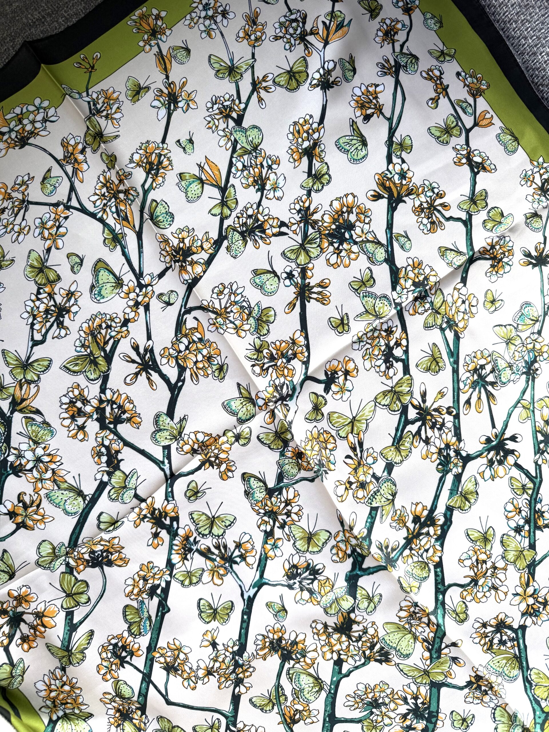 The Green Butterfly Garden silken Scarf - Afbeelding 3
