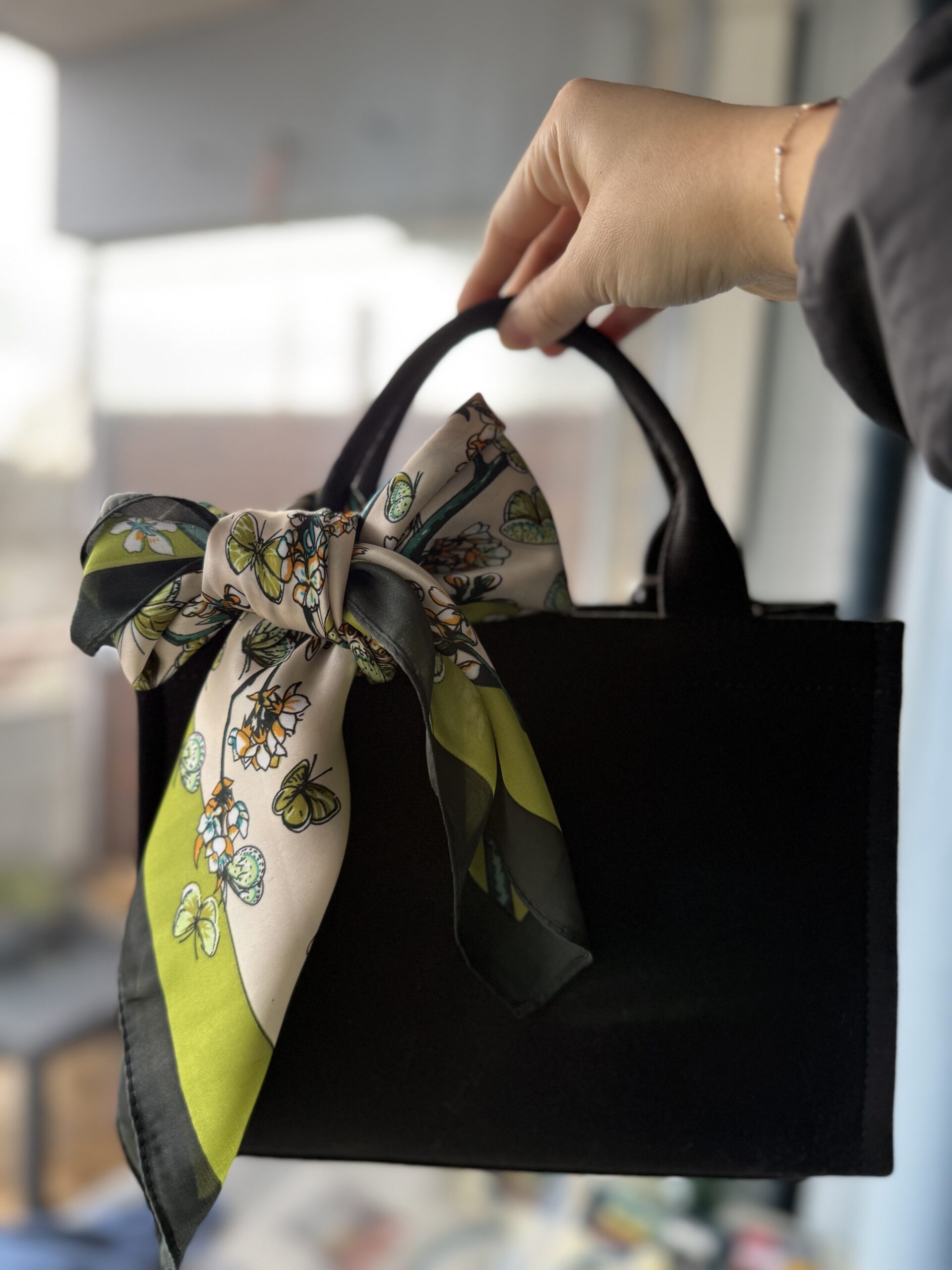 The Green Butterfly Garden silken Scarf - Afbeelding 2